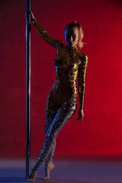 Ursnygg kvinna med guld band kropp konst — Stockfoto