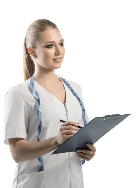 Ernährungsberaterin in weißer Uniform mit Stift und Mappe — Stockfoto
