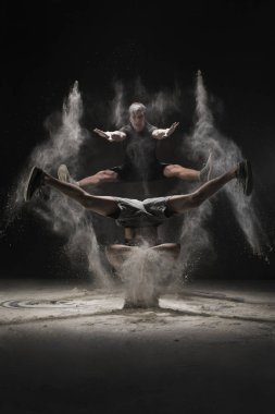 İki genç erkek beyaz bulut içinde atlama görünümü toz