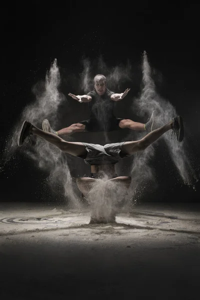 Dos jóvenes saltando en la nube de polvo blanco — Foto de Stock