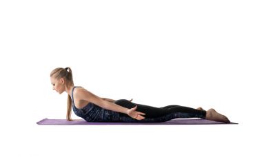 Genç kız spor mat bir görünüm yapıyor