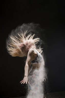 Sarışın içinde toz bulutu görünümünde atlama spor giyim