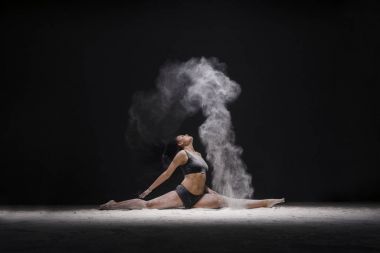 Kadın bir bölme görünümü içinde beyaz toz bulutu