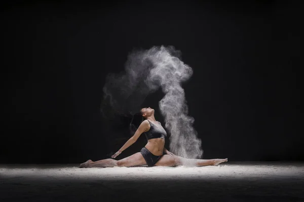 Kobieta w widoku podzielonego w chmurze pyłu biały — Zdjęcie stockowe