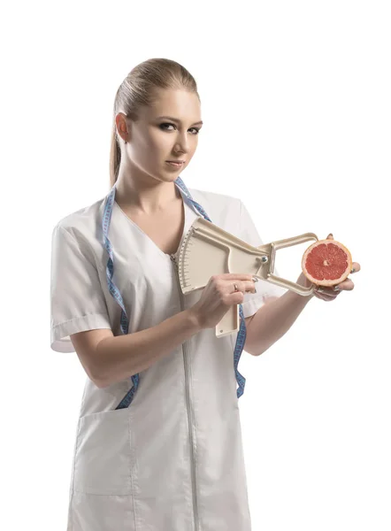 Nutricionista de uniforme branco com fita métrica — Fotografia de Stock