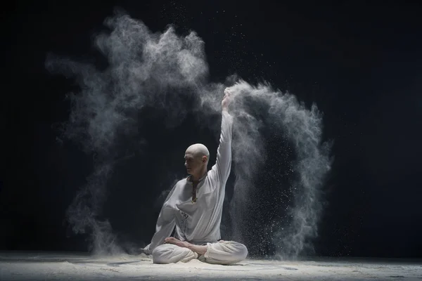 Homem fazendo ioga na nuvem de poeira branca - conceito de energia — Fotografia de Stock