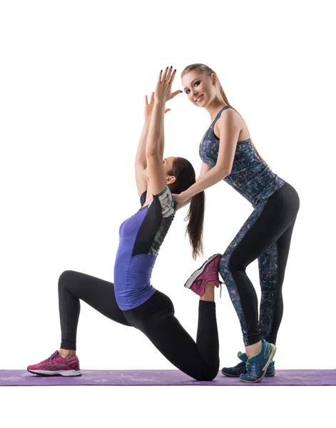 Две девочки занимаются фитнесом вместе изолированный вид — стоковое фото