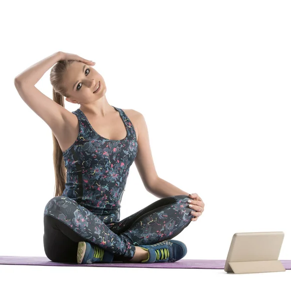 Slim ragazza facendo stretching su un mat vista isolata — Foto Stock