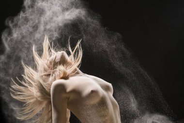 Çıplak sarışın beyaz toz bulutunda vuruldu.