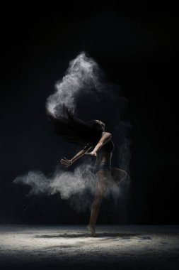 Esmer, toz bulutu görünümünde zarifçe zıplıyor