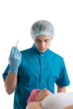 Plastik cerrah bir kadın için enjeksiyon yapma