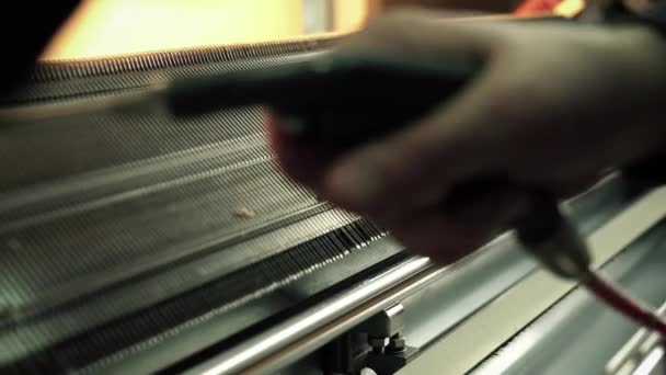 Διαμόρφωση του μηχανήματος στο πλέξιμο κατάστημα εξυπηρετητής — Αρχείο Βίντεο