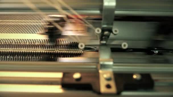 Przewijanie maszyna pracuje w knitting factory Zobacz — Wideo stockowe