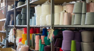 Makaralar ile fabrika görünümü örgü, iplik