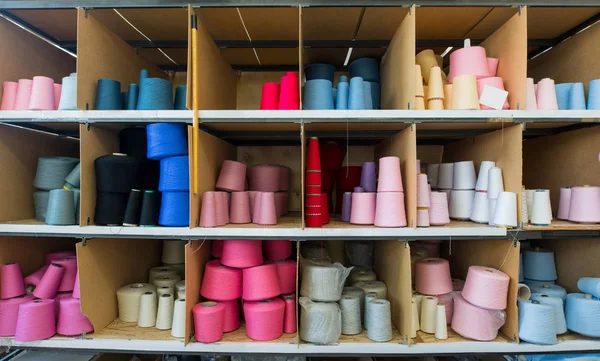 Катушки с цветной нитью при просмотре трикотажной фабрики — стоковое фото