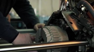 Servis personeli makine görünümü örgü ayarlama