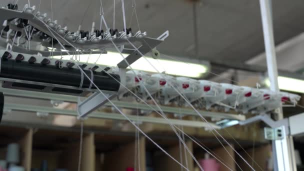 针织车间的复卷机 — 图库视频影像