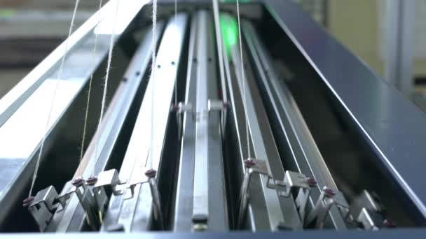 Strickmaschine mit einer Bank von Nadeln Video — Stockvideo