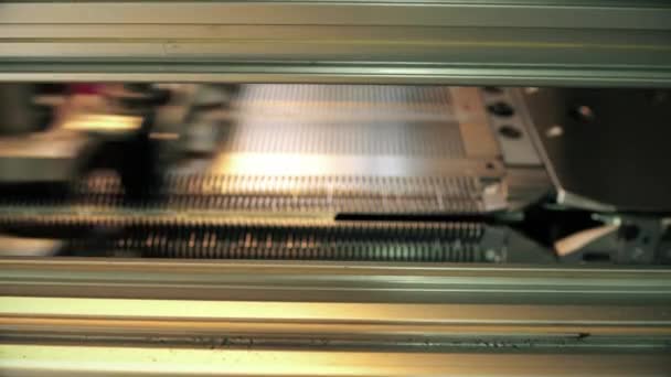 Equipamento de rebobinagem que trabalha na vista de fábrica de tricô — Vídeo de Stock
