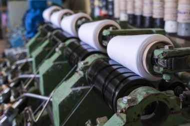 Makine görünümü geri sarma, iplik ile makaralar