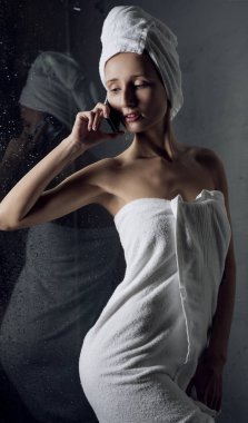 İnce kız beyaz havlu görünümü kırpılmış sarılmış