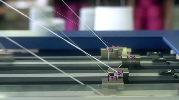 Machine à rembobiner dans une vidéo d'atelier de tricot — Video