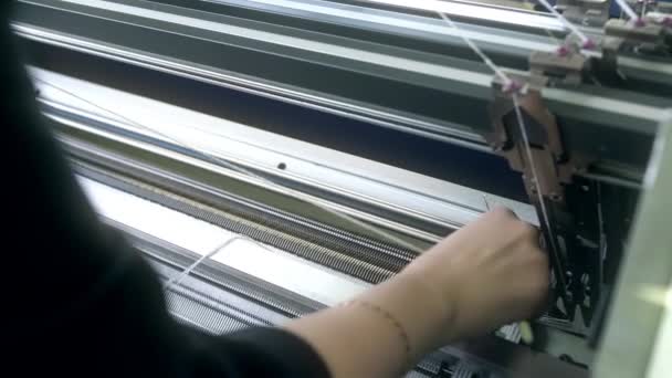 Operadora femenina trabajando en máquina de tejer — Vídeo de stock