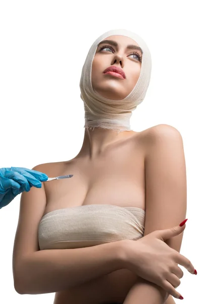 Chica su cabeza vendada en el examen de cirujano — Foto de Stock
