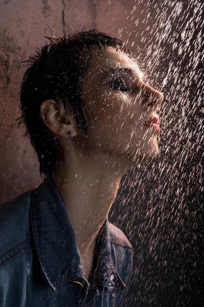 シャワーを有するジーンズ シャツの美しいブルネット — ストック写真