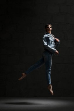 Karanlık odada atlama jeanswear bale dansçısı
