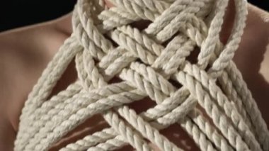 Shibari ip desen video kadın boynuna
