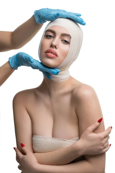 Девушка с повязкой на голове при медицинском осмотре — стоковое фото