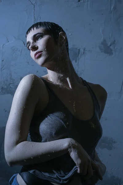 濡れたセクシーな服の肖像画でブルネット — ストック写真