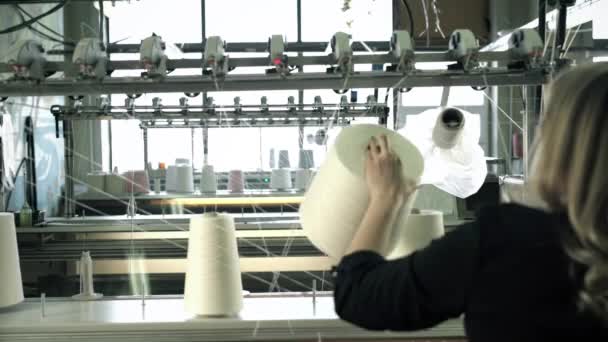 Mujer trabajando en la máquina de rebobinado de hilo video — Vídeos de Stock