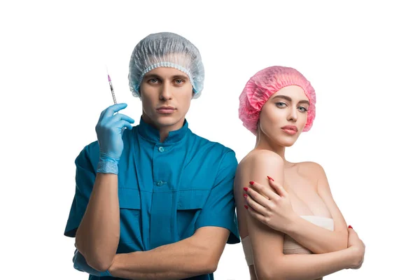 Cirujano plástico con jeringa y paciente bonito — Foto de Stock