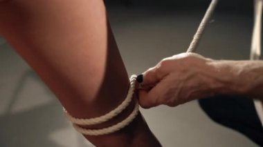Shibari sanat ana kız ayak bileği ip bağlama