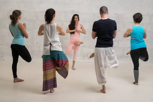 Grupo ioga treinamento tiro contra parede — Fotografia de Stock