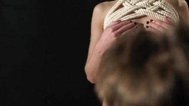 Shibari ana ip desen kız vücudunda bağlama