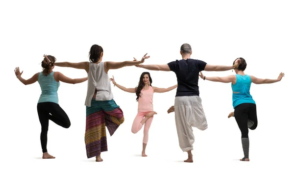 Grupp yoga utbildning beskådar mot väggen — Stockfoto