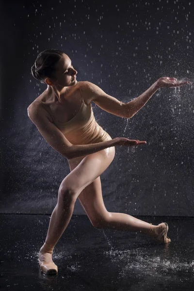 Танцівниця балету в нижній білизні під водою в темряві — стокове фото