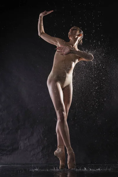 Bailarina de ballet en lencería beige bajo el agua — Foto de Stock