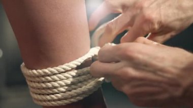 Shibari ana ip ince kız ayak bileği etrafında bağlama