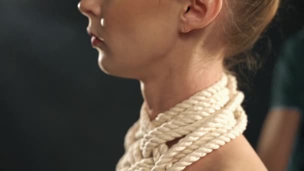 Мастер Шибари связывает узоры веревки с обнаженной женщиной — стоковое видео
