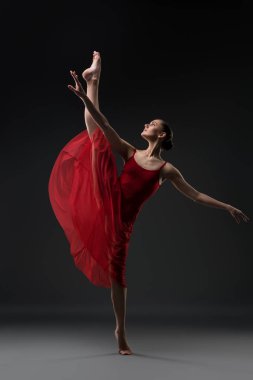 İnce kız çıplak ayakla dans karanlık vurulmuş