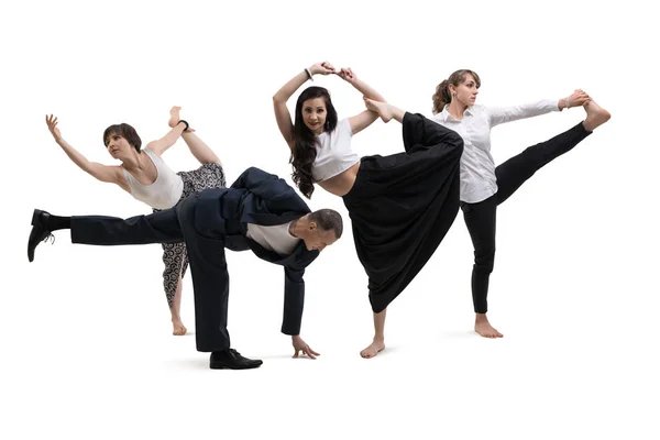 Un uomo e donne in abiti da ufficio facendo yoga — Foto Stock