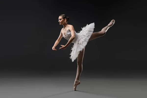 Bela bailarina em branco tutu dança vista — Fotografia de Stock