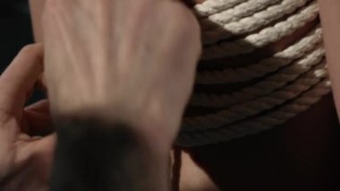 Shibari ana ip üzerinde bir kız video bağlama