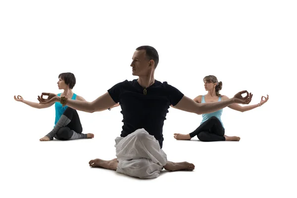 Mannelijke trainer doen yoga weergave op wit — Stockfoto