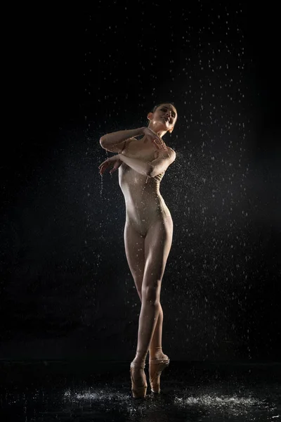 Bailarina en lencería bajo el agua en la oscuridad —  Fotos de Stock