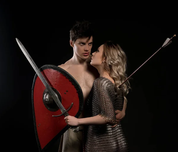 Young viking embracing wife with arrow in her back — Stock Photo, Image